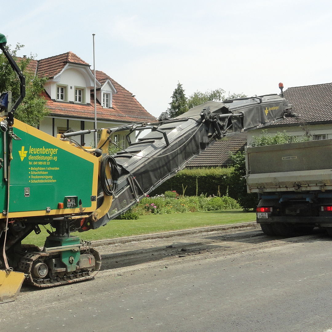 Vorbereitung des Untergrundes mittels Fräsen und/oder Nassreinigung