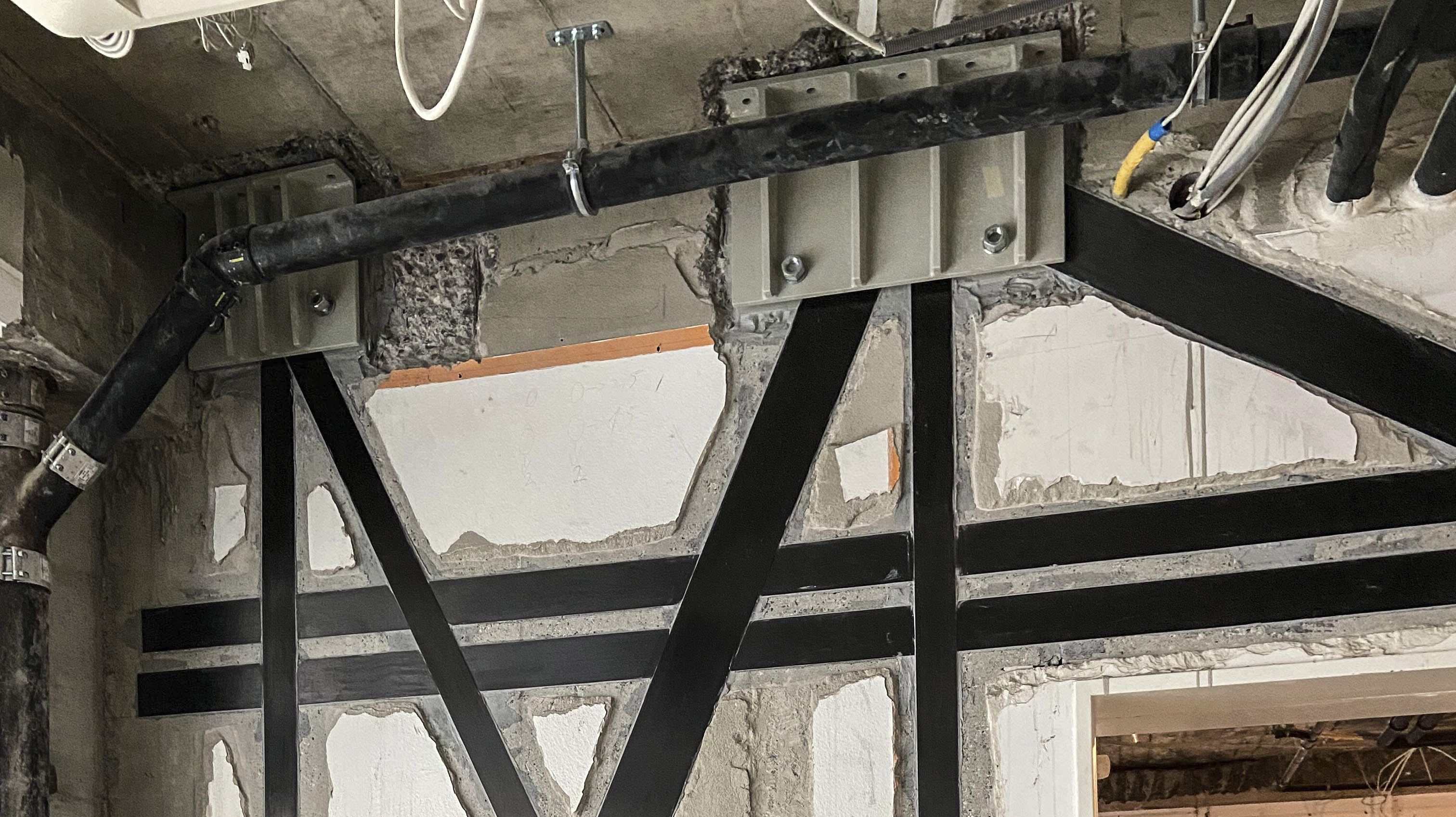 Verstärkung einer Mauer aus armiertem Beton zur Schaffung von Durchbrüchen
