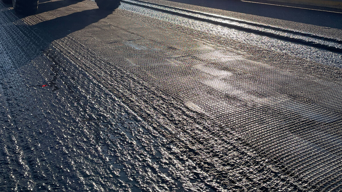 Verlegen der S&P Asphaltbewehrung beim Projekt "Charge As You Drive" 