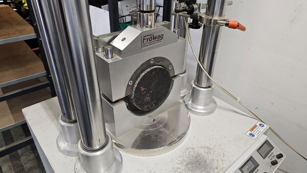 Drill core in the testing device
