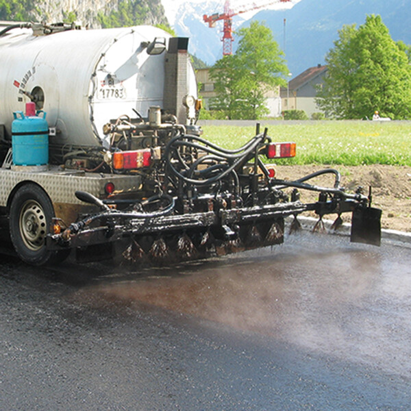 Applikation der Haftemulsion auf trockener und staubfreier Asphalt-Fläche