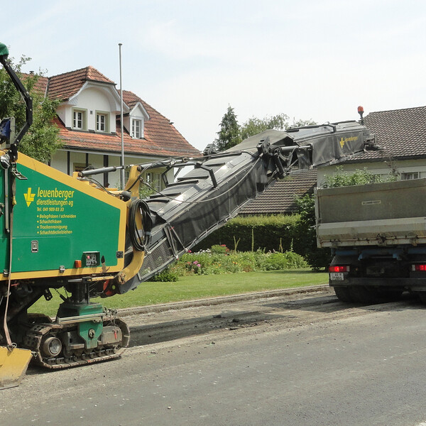 Vorbereitung des Untergrundes mittels Fräsen und/oder Nassreinigung