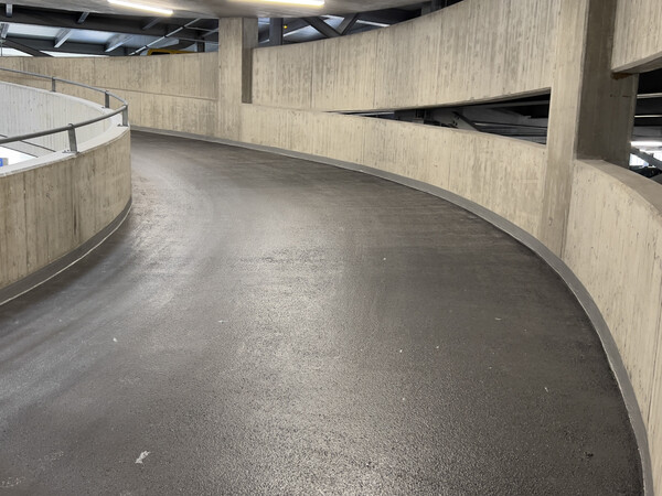 Sanierung von stark belasteten Rampen und Fahrbahnen