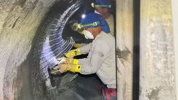 Réhabilitation de canalisations avec grille en carbone et mortier projeté