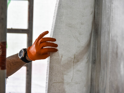 Les tissus en fibres de verre doivent avoir au moins 100mm de recouvrement. Image: S&P