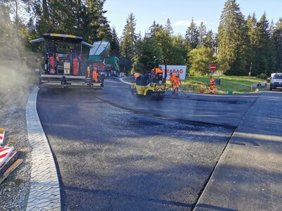 Der Einbau der Deckschicht mit Recyclingasphalt erforderte keine zusätzlichen Massnahmen und verlief ohne Auffälligkeiten. Bild: S&P