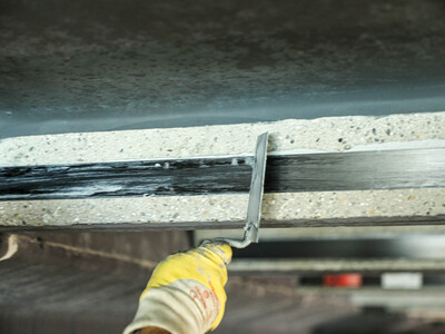 Die S&P C-Laminate werden auf die vorbereiteten Elemente geklebt. Bild: S&P