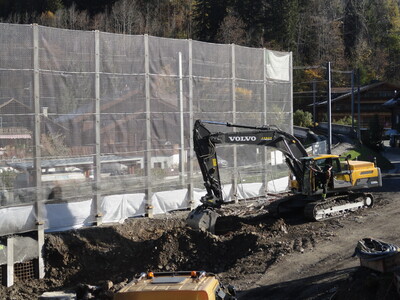 Das Netz schützte die Bahnlinie während der Bauzeit. Bild: S&P