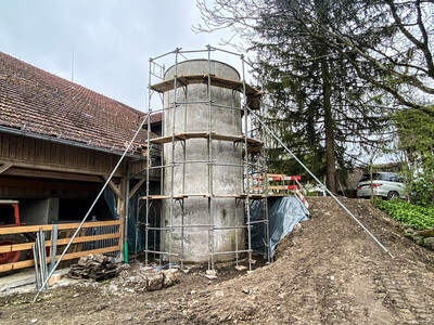 L'ancien silo se trouve dans une ferme bio, juste à côté de l'étable. Image: S&P