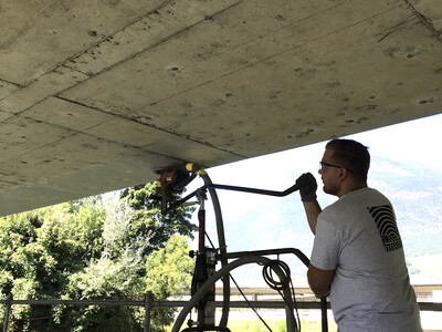 Viaduc de Riddes: Die Vorbereitung beinhaltete das Markieren sowie das Schleifen des Betonuntergrunds mit einer Giraffenschleifmaschine.