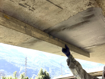 Viaduc de Riddes: Überprüfen der Ebenheit des Untergrunds nach der Reprofilierung von leichten Unregelmässigkeiten mit S&P Resin 220 HP.