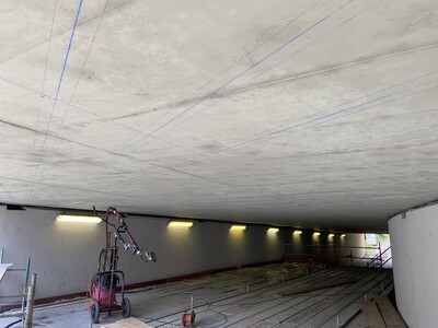 Die Vorbereitung beinhaltet das das Markieren sowie Schleifen des Betonuntergrunds mit einem Griaffenschleifer.