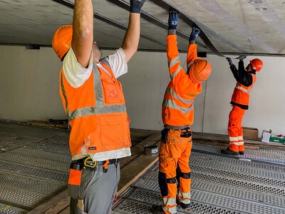 Das Baustellenteam bringt anschliessend die S&P C-Laminate an den vorgesehenen Stellen an.