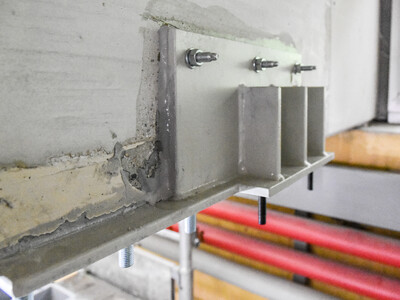 Die Stahlteile wurden mit dem Betonträger verklebt und verschraubt. Bild: S&P