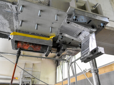 Anschliessend bringt ein Hydraulikzylinder die Lamelle auf eine Spannung von 140kN. Bild: S&P