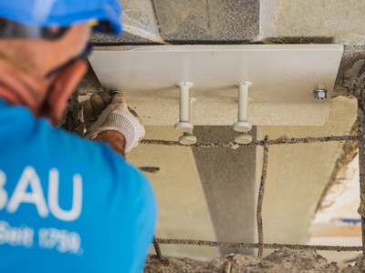 Des pièces spéciales en acier ancrent les nœuds dans le béton.