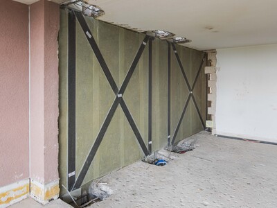 Voici à quoi ressemble l'un des murs en maçonnerie après la mise en œuvre de tous les composants.