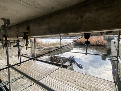 Für die Applikation der Klebebewehrungen musste ein Gerüst über dem Wasser errichtet werden.