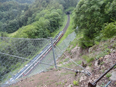Nach Abschluss der Installation des Steinschlagschutznetzes über der Bahntrassee entfernte man die temporäre Sicherung wieder. Bild: S&P
