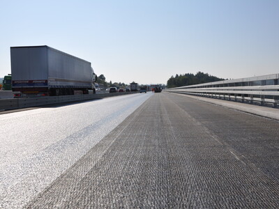 Die fertig installierte Asphaltbewehrung auf der Brücke