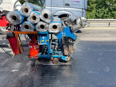 Einbau der Asphaltbewehrung mit Abrollgerät