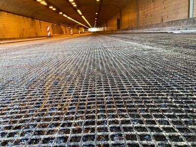 Die verlegte Asphaltbewehrung im Tunnel