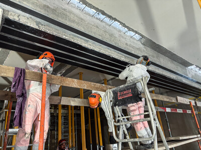 Einbau der schlaff geklebten Carbonlamellen an der Unterseite des zentralen Unterzugs.