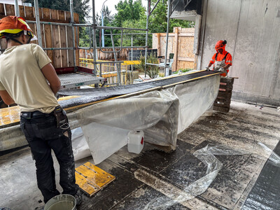 Tränken des S&P C-Sheet mit S&P Resicem-Harz auf einer sauberen Arbeitsfläche.