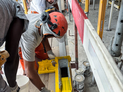 Aufziehen des Epoxidharzklebers mit Hilfe des S&P Kleberaufziehgeräts.