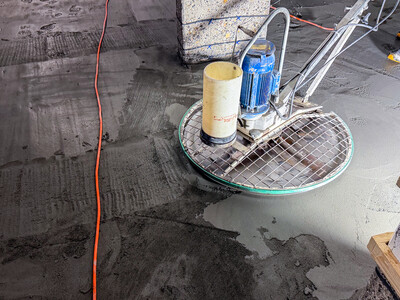 Sobald der Mörtel S&P ARMO-Crete w RQ+ eine genügende Festigkeit hatte, konnten ihn die Fachleute maschniell glätten.