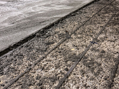 Etwa 25mm Mörtel überdecken die Bandanoden vom KKS.