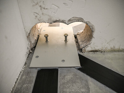 Spezielle Platten mit Schubnocken verankern die Knotenpunkte in der Betondecke.