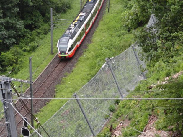Une fois l'installation du filet de protection contre les chutes de pierres au-dessus de la voie ferrée terminée, la protection temporaire a été retirée. Image: S&P
